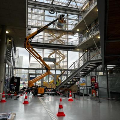 Entretien d’ouvrants avec une nacelle araignée 23 mètres