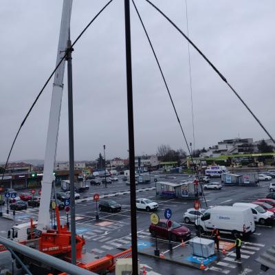 Levage de matériel de désenfumage mécanique sur toit de centre commercial